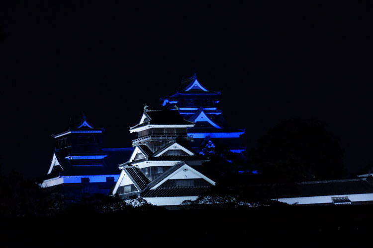 夜には熊本城がライトアップ。